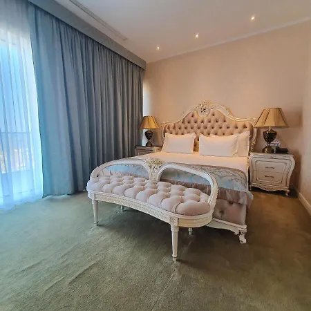 מלון Bavaria Blu And Conference Centre 4*