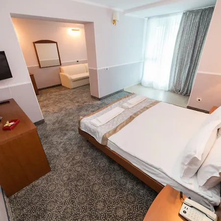 מלון Bavaria Blu And Conference Centre 4*