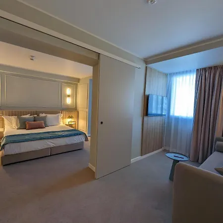 מלון Bavaria Blu And Conference Centre 4*
